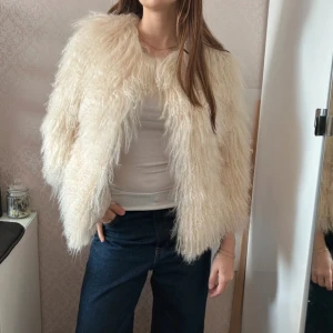 Stand Studio pälsjacka  - Beige/Vit pälsjacka från Stand Studio i fårull. Gott skick, några få fläckar på innerfoder men inget märkbart. Storlek XS-S   Pris kan diskuteras 