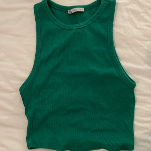 Zara topp - Fin grön topp ifrån Zara. Är en storlek M men sitter mer som en S. Kan posta eller mötas i Örebro 