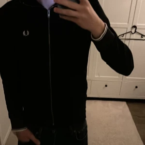 Fred Perry Zip - Fred Perry zip i fint skick! Storlek S. Nypris 1800:- Men jag säljer för 750:-