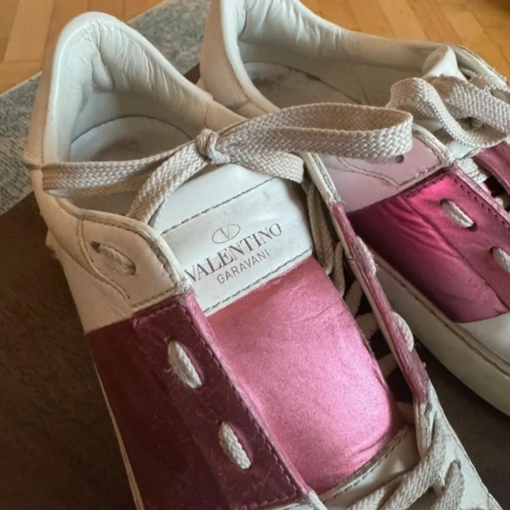 Säljer nu dessa snygga valentino open sneakers  Fint skick | Storlek 40 |  Hör av er vid frågor. Skor.