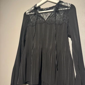 Maje blus - Säljer min älskade spetsblus från maje! Superfint skick💗