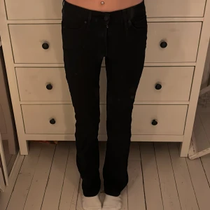 Levi’s Shaping Bootcut - Superfina jeans från Levis! De är bootcut och midwaisted! De är i bra skick! Jag är 165 cm. Helt perfekta för hösten! Hör av er vid fler frågor!