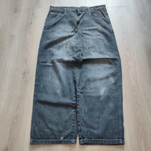 Southpole red tabs jeans VARY RARE VINTAGE - Size 38 Waist48cm. Length 109cm. Leg opening 26cm. Thigh39cm Har några fläckar 