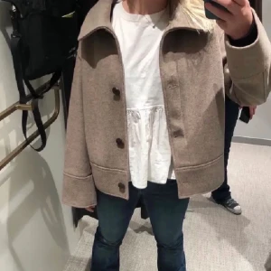 Kappa - Så fin kappa från Kappahl🥰 den är i använt skick men har fortfarande mycket kvar att ge!! Så fin nu till hösten!!🥰🥰 någorlunda nopprigt men Inhet man tänker på