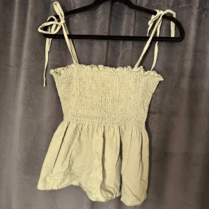 Topp  - En fin somrig topp från SHEIN. Aldrig använd så är i ett väldigt bra skick. 