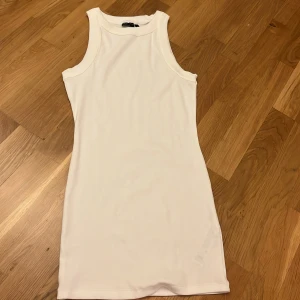 Vit klänning  - Jag säljer denna klänning som äe köpt fårn asos eftersom den aldrig kommit till användning. Den är i storlek S.❤️