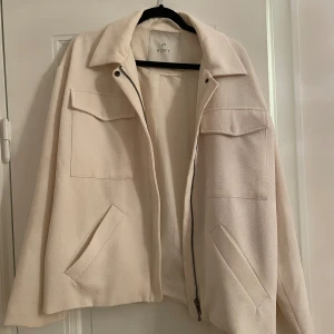 Vit jacka - Vit jacka från ADTP i storlek M. Sitter bra på mig som är 184. Väldigt sparsamt använd i fint skick.