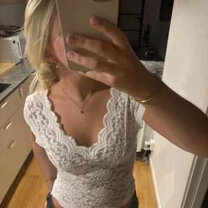 Slutsåld oanvänd spetstopp stardivarius - Säljer denna slutsålda jättesöta toppen från stradivarius. Bara testad💖