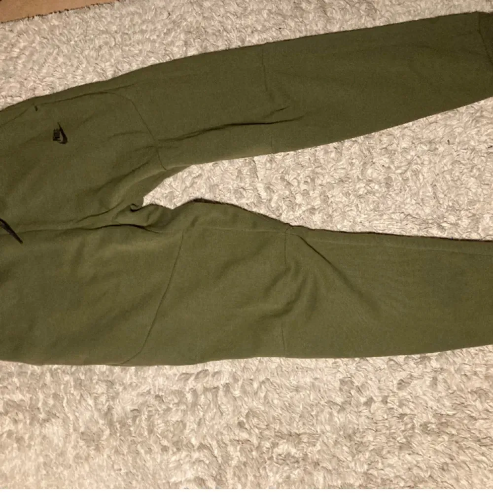 Säljer min gröna tech fleece pga att den är för liten. Den är junior storlek men motsvarar xs. Byxorna eller tröjan separat 600kr eller båda 1000kr. Skriv för fler bilder. Pris kan diskuteras. Nypris 2000kr. Hoodies.