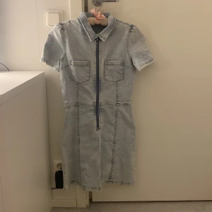Jeansklänning - Jeansklänning, gott skick, knappt använd