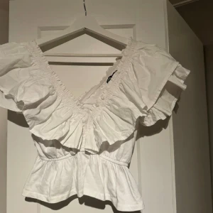 Volang topp - Säljer en populär volang tröja från zara!! 🥰 