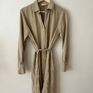 Skjortklänning Boomerang - Knappt använd skjortklänning från Boomerang. Nypris 1999kr