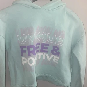 Turkos hoodie - Barnhoodie med motiverande text.