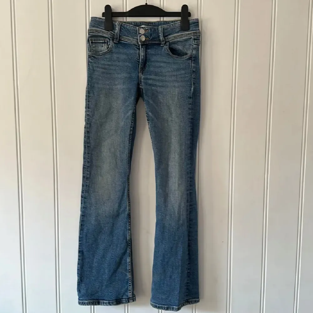 Low waist bootcut jeans. Bra skick lite slitna ner till men annars väldigt fina!. Jeans & Byxor.