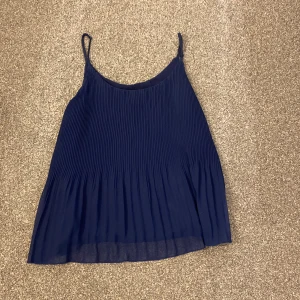 Topp  - Säljer nu denna as snygga topp då den tyvär inte kommer till någon användning. Köpt på second hand tidigare och är i mycket fint skick. 