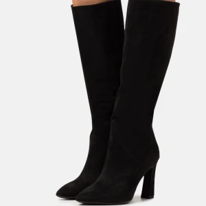 Stövlar - Ett par fina stövlar som är i mocka, finns dragkedja nedtill på innersidan och dem passar flera storlekar. Väldigt bekväma att gå i! 