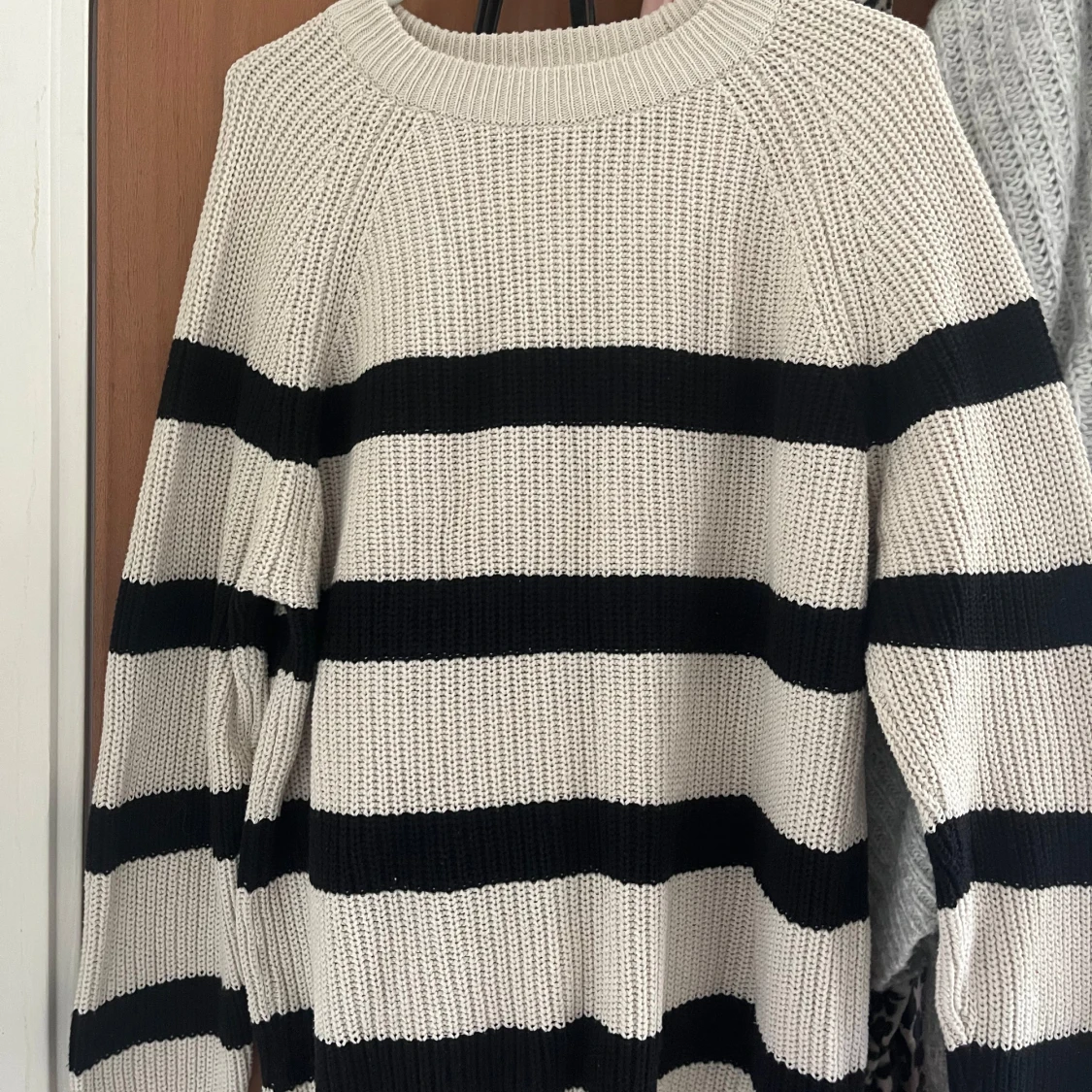 Randig stickad tröja