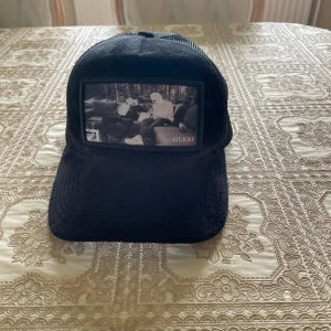 Svart keps med tryck - Limiterad keps från gukki clothing. Skick 9/10 använd ett fåtal gånger. Pm vid frågor, priset ej hugget i sten!