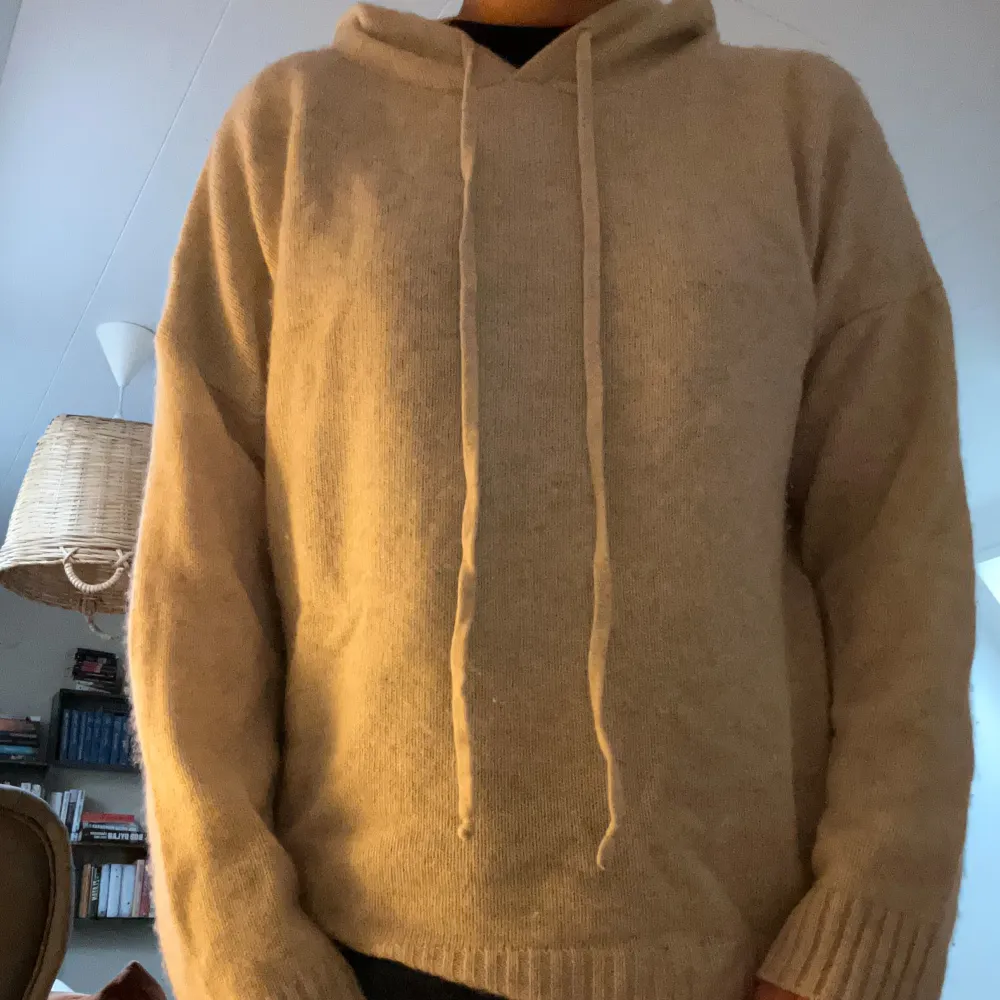 En stickad hoodie i storlek L som tyvärr inte kommer till användning. Jättbra kvalitet med två stycken fickor fram. Jätteskön tröja nu till hösten 🥰. Tröjor & Koftor.