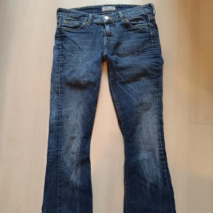 Lee jeans - Säljer ett bar coola vintage Lee jeans som är lågmidjade+ utsvängda. Storeken är W28 L33. Säljer då dem inte passar mig tyvär. Knapt använda.