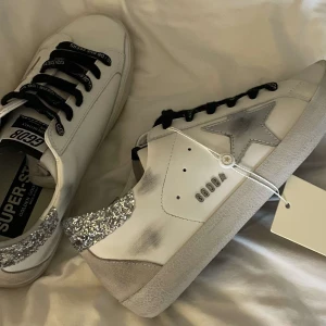 Golden goose skor - Skorna är helt nya och aldrig använda, storleken på dom är 39