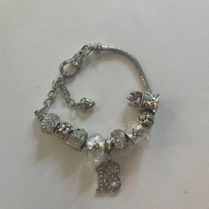 Pandora liknande armband - pandora liknande armband, vill inte säga att det är pandora då jag fick det i present och är osäker vart det är köpt, men det är väldigt likt iallafall 🩷😚 Kommer ej till användning då jag använder guld.💐
