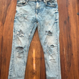 Jeans med Hål  - Bra skick, inte använt så mycket. Säljer då de ej används.