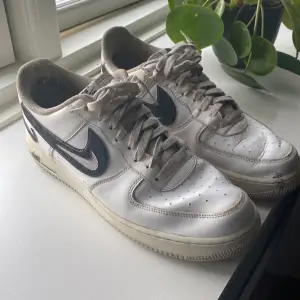 Air forces i begangnat skick. Skavankerna syns på sista bilderna (innertyget i hälen, reva och lite färg på tån) färgen går säkert att åtgärda med en tvätt eller liknande. Pris går att diskutera, vill bara bli av med dom. 