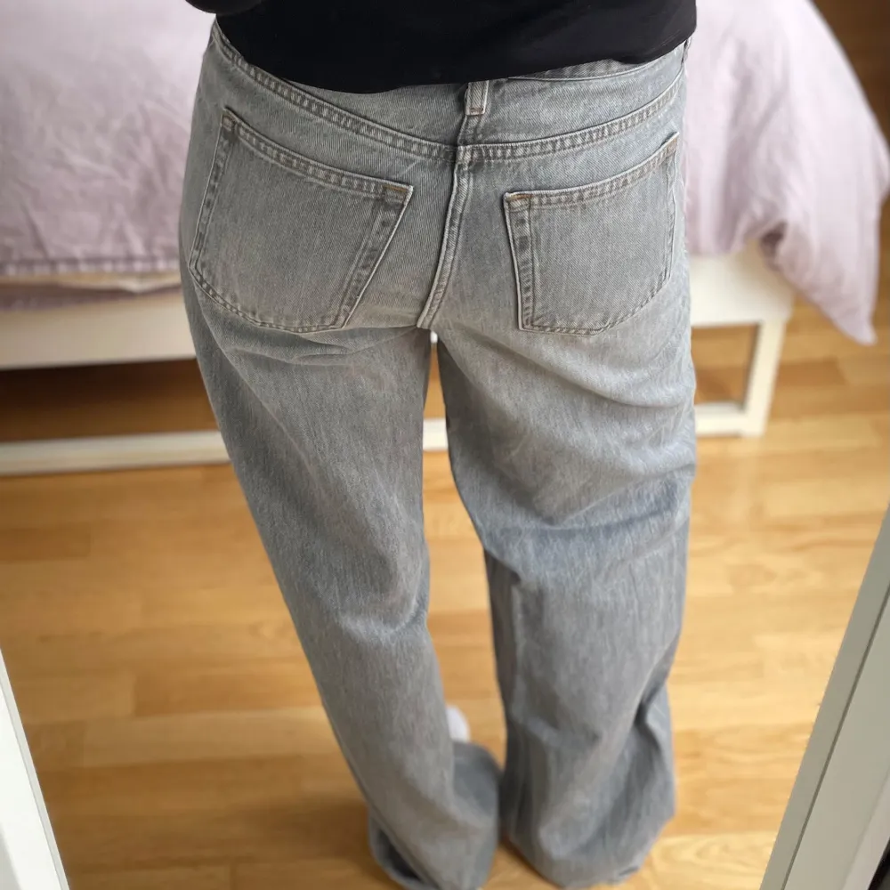 Gråa jeans från Weekday i modellen ”rail mid loose jeans”💕 storlek w28 L32. De är lite slitna längst ner pga att de har släpat i marken! Originalpris 560kr. Jeans & Byxor.