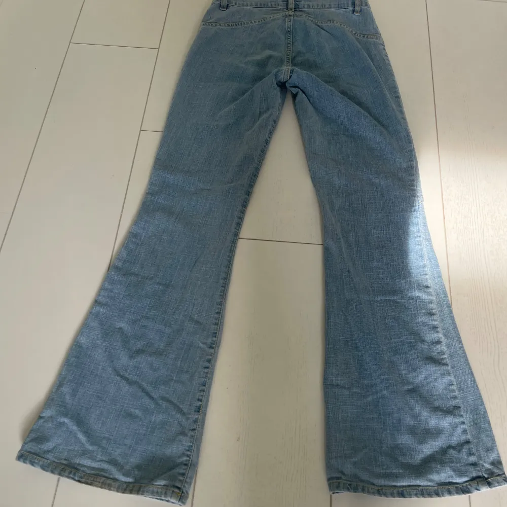 Lågmidjade bootcut jeans  Midjemåttet 38  Innerbenslängd 82 Ytterbenslängd 103. Jeans & Byxor.