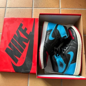 Jordan 1 unc to Chicago - Lätt använda, fint skick! Säljs då de används för sällan