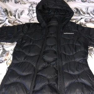 Peak jacka - Svart peak jacka som inte kommer till användning, Priset kan diskuteras