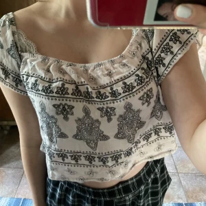 Blus - Gullig topp från Gina Tricot. Finns ingen storleksmärkning men skulle säga att den är S/M men kan även passa någon med större storlek då det är stretchigt material. Är köpt second hand men knappt använd och är i väldigt bra skick.