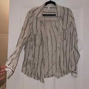 Linneskjorta h&m  - Randig linneskjorta från h&m. Knappt använd, storlek 42