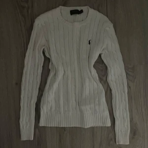 ralph lauren stickad tröja - jättefin stickad tröja från ralph lauren, köpt på plick🤍 använd många gånger men jättefint skick, hör av dig vid frågor!! ❗️många intresserade❗️