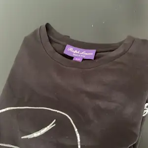 En svart purple lable t-shirt som är helt nya utan anmärkningar! Nypris ca 6000kr. Storlek S men sitter som XS då de är italiensk storlek!  Hör av er vid fler frågor eller funderingar!