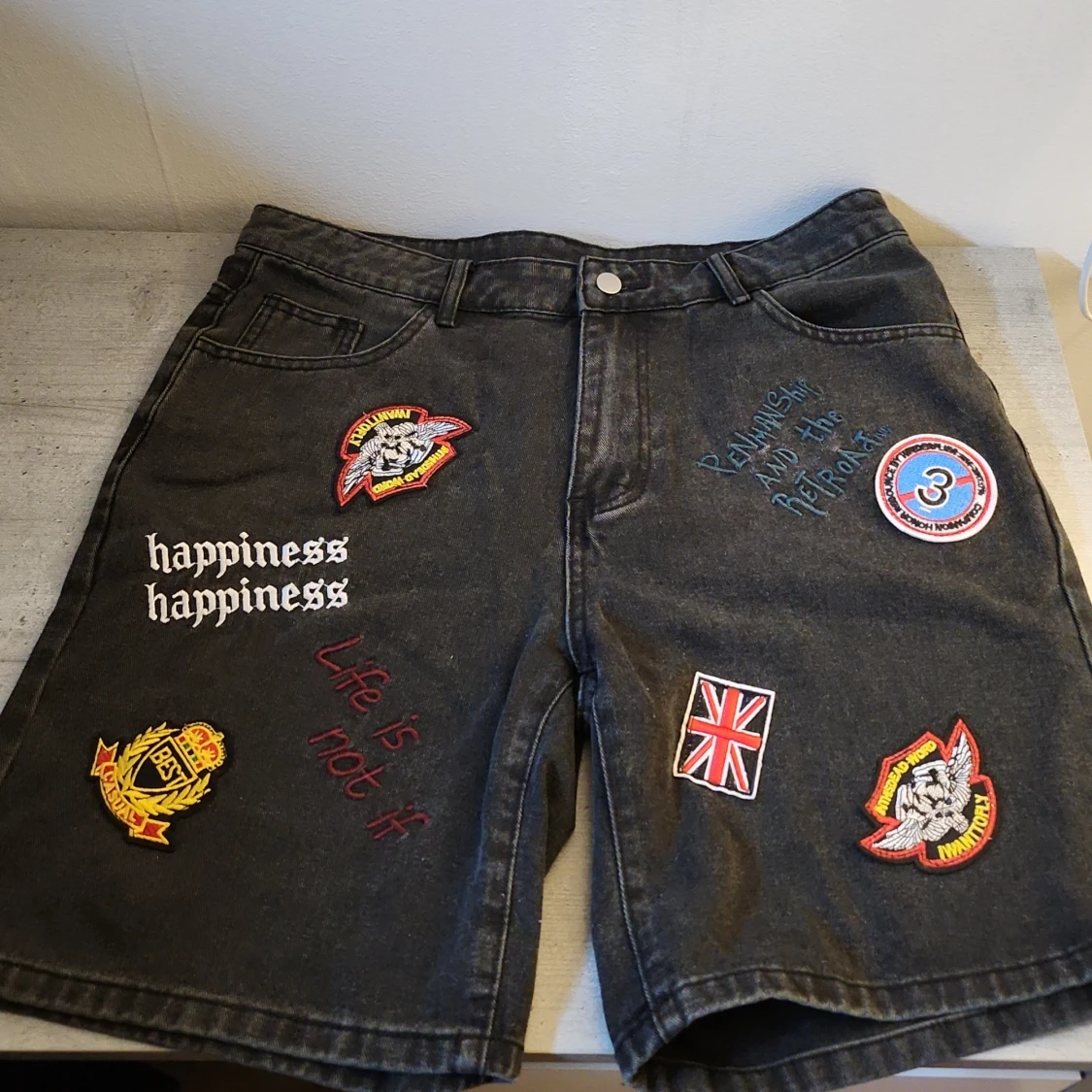 Svarta jeansshorts med patches