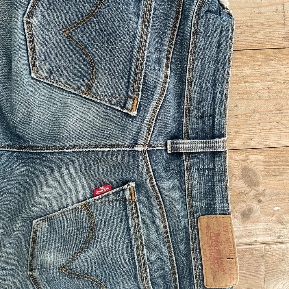 Bootcut jeans från levis. Köpta för 800 här på Plick men säljer billigare. Är tyvärr för små för mig. Jeans & Byxor.