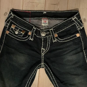 True religion jeans!! - Limited edition🔥🔥 köptes nyligen för 3000 kr och bara använd några gånger. De är skitsnygga men har tyvärr blivit för små för mig. Skriv om du har frågor🫶🏼