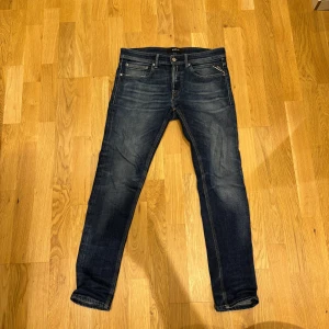 Replay jeans - Replay jeans väldigt bra skick, storlek 31/32, modell willbi, kan skicka fler bilder, skriv vid funderingar.