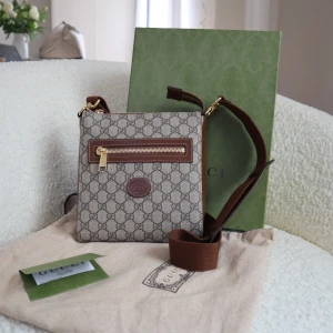 Gucci GG Supreme Messenger Bag - Gucci väska enligt rubrik säljes. Inköpt 27/03/2022 på Gucci Stockholm och använd en gång sedan dess. Har därefter legat i kartong så i absolut nyskick. Komplett med dustbag, kartong och kvitto. Nypris idag på Guccis hemsida är 11 400kr. 