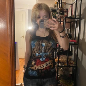 Y2k linne❤️ - Super coolt linne ifrån märket alchemy❤️den har ett band som gpr runt huvudet så den håller sig uppe❤️