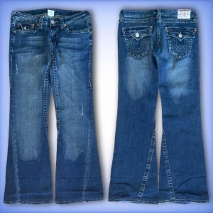 True religion jeans - Ett par jätte fina bootcut, lågmidjade True religion jeans i ett fint skick💙 (Smått uppsydda)  Hör av dig ifall du har frågor!