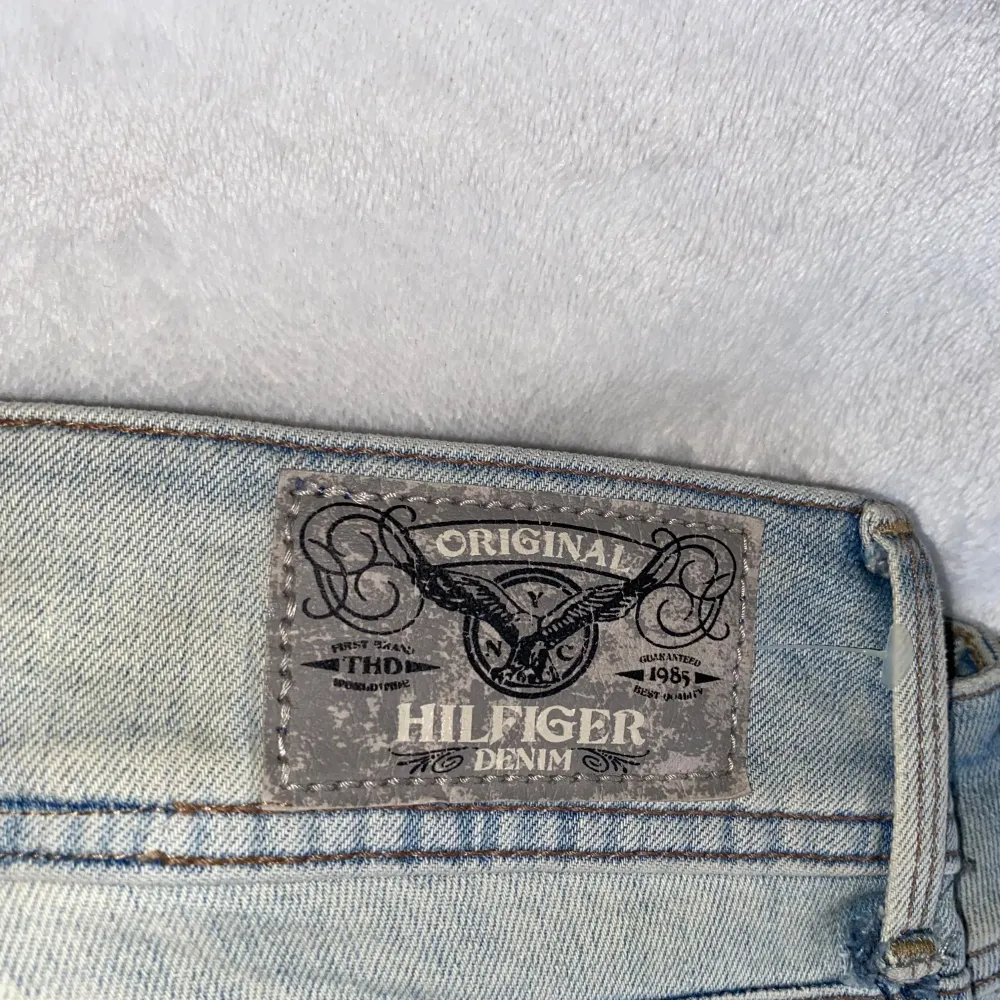 Ljusblåa Tommy Hilfiger jeans med en väldigt låg midja. Storlek W30 L32. Extremt snygga jeans, dock är dom för korta i benen för mig:(. Jeans & Byxor.