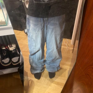 Baggy jeans  - Snygga baggy jeans från Junkyard 🙏🏻😇 storlek L (28 cm benöppning) sitter fett bra och går att matcha lätt 😜lite allmänt slitna och en gul färgfläck på ena skinkan 