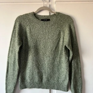 Stickad tröja  - Super fin stickad tröja från Veromoda i storlek S. Perfekt nu till hösten. Säljer pga inte kommer till användning längre. Hör av er vid fler frågor.:)