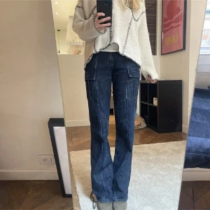 Jeans  - Super coola och unika mörkblåa jeansen från Zara. Finns inte längre att köpa och har inte sätt liknanade jeans nånstans annan🩵