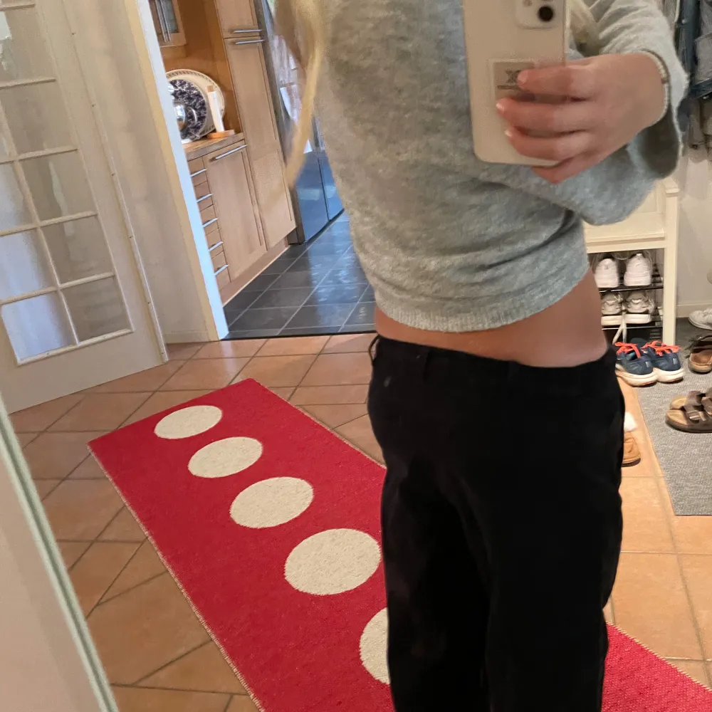 as snygg jeans från hm ! Passar mig som är 161 ! 💕 svarta i bra skick , lite slitna vid foten (kan skicka bild vid intresse ) pris kan diskuteras vid snabb affär , baggie . Jeans & Byxor.