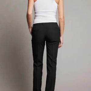 Lågmidjade kostymbyxor  - Säljer dessa trendiga lågmidjade kostymbyxor från bikbok pga att jag aldrig använt dom. Nypris 499!!!💞💞💞💞