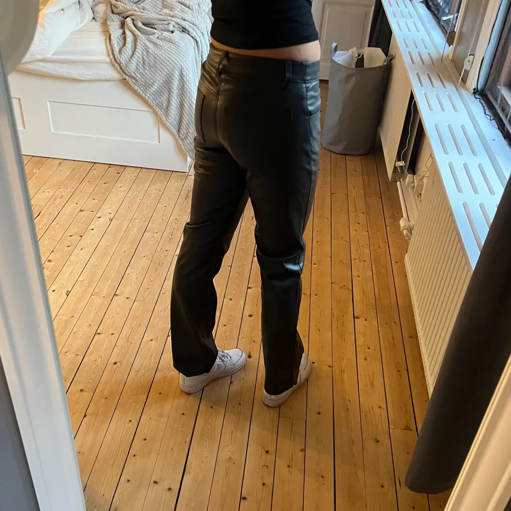 En par Lågmidjade skinnbyxor från bikbok i storlek 38. Jag har lagt ner dem så innerbenslängden är ungefär 82cm (typ aldrig använt). Jeans & Byxor.